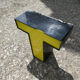 Lettre T d'enseigne industrielle jaune et noire