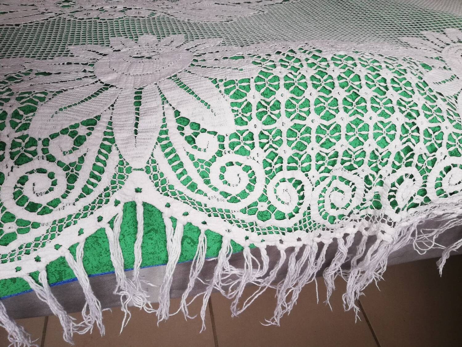 Bedspread, vintage crochet, openwork flowers, square stitches.