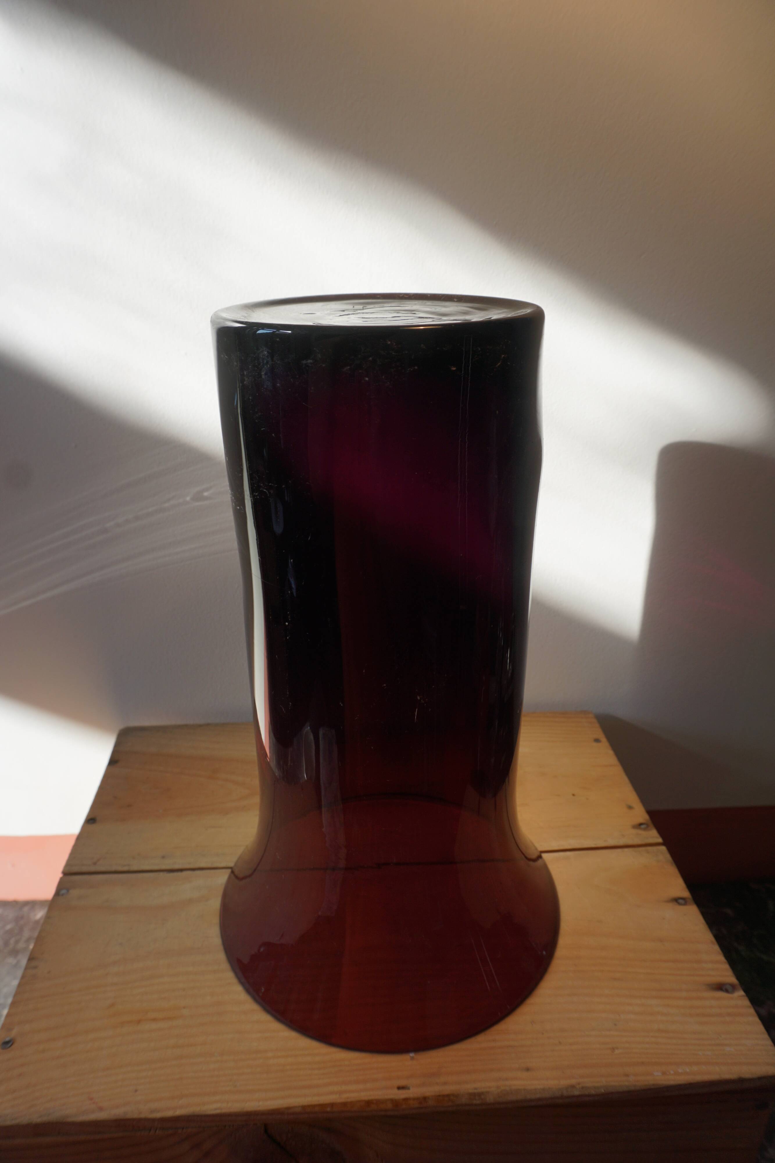 Vase violet en verre soufflé