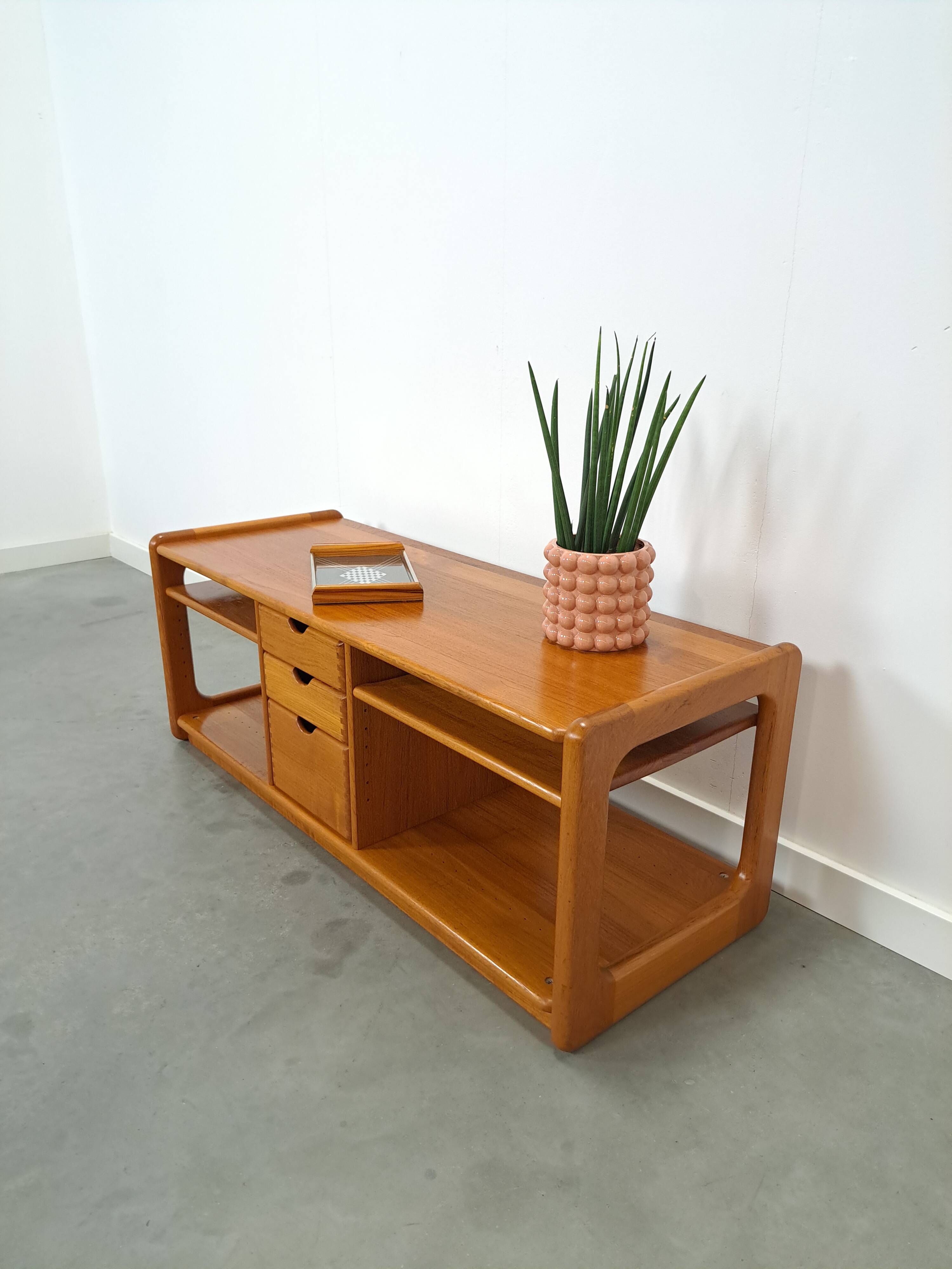 Deens design teck Dyrlund cd tv meuble vintage