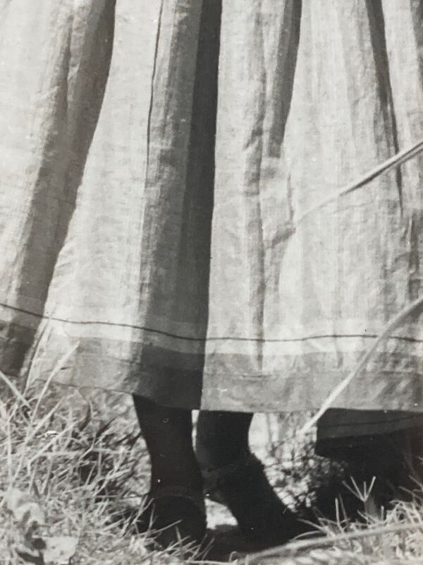 Photographie originale de Suraj N. Sharma : jeune femme et amphore