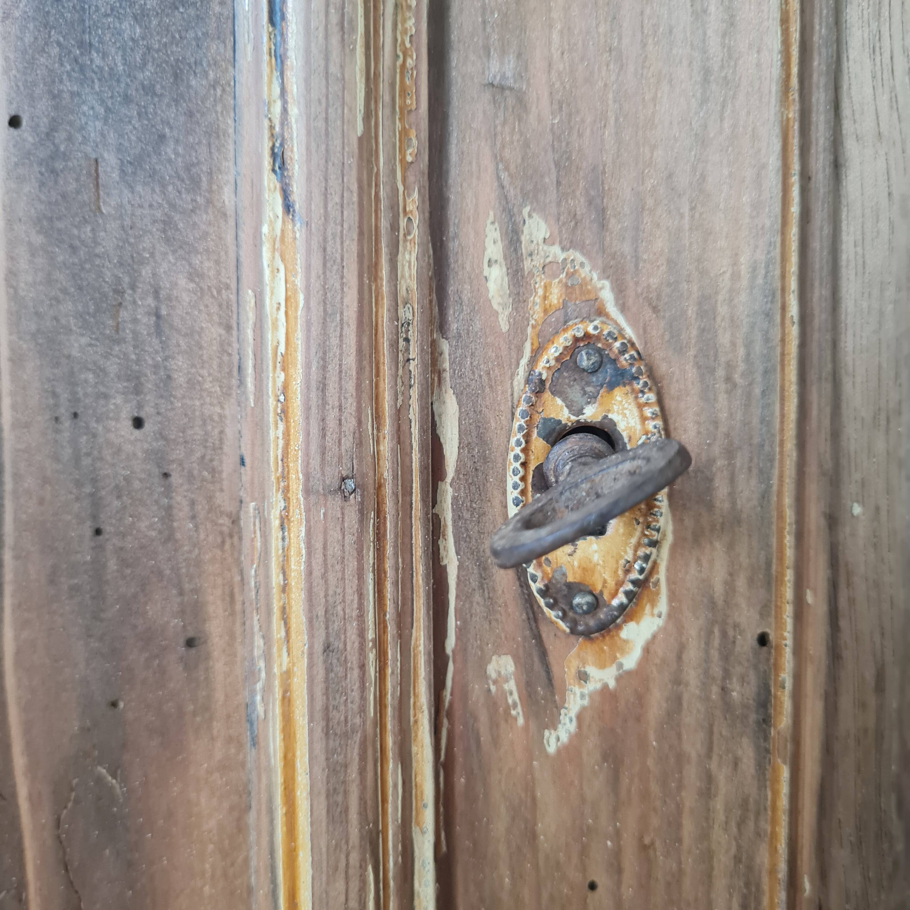 Buffet parisien bas ancien en bois patiné - intérieur fleuri