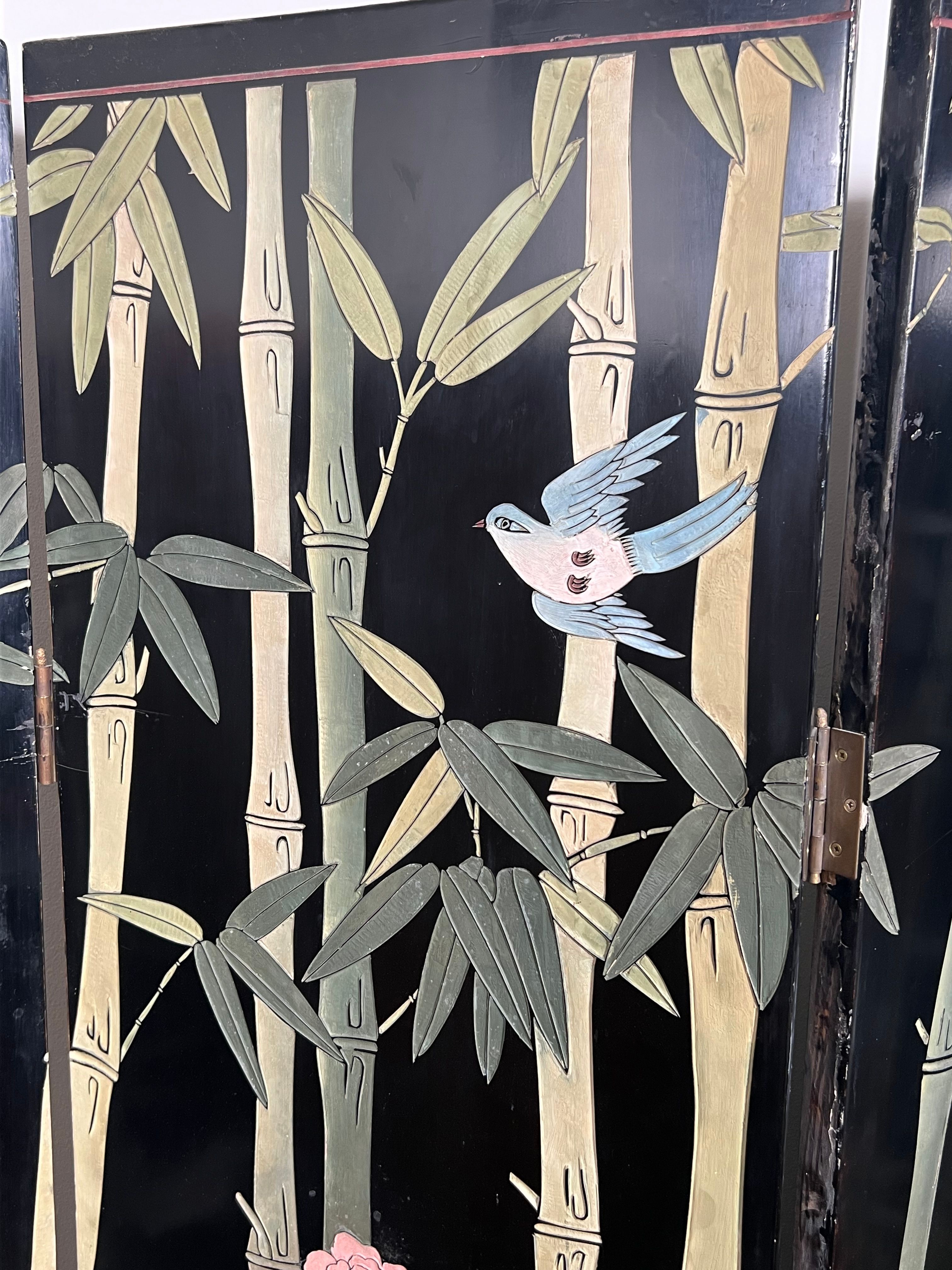 Chinese lacquered screen with decorations of birds and bamboo. Chinese work. Around 1950.