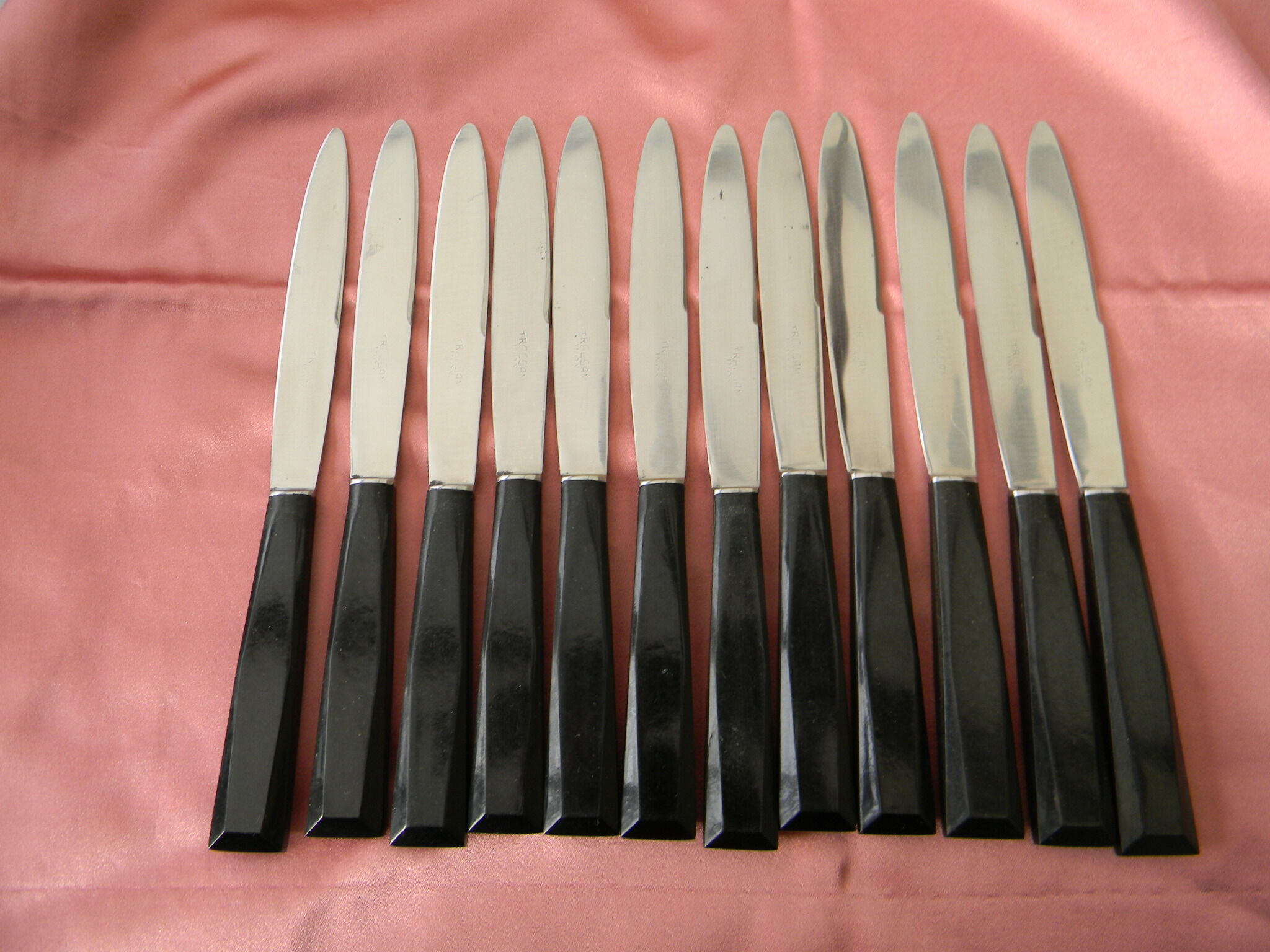 Lot of 12 knives handle Bakelite stainless blade.