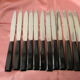 Lot de 12 couteaux manche bakélite lame inox.