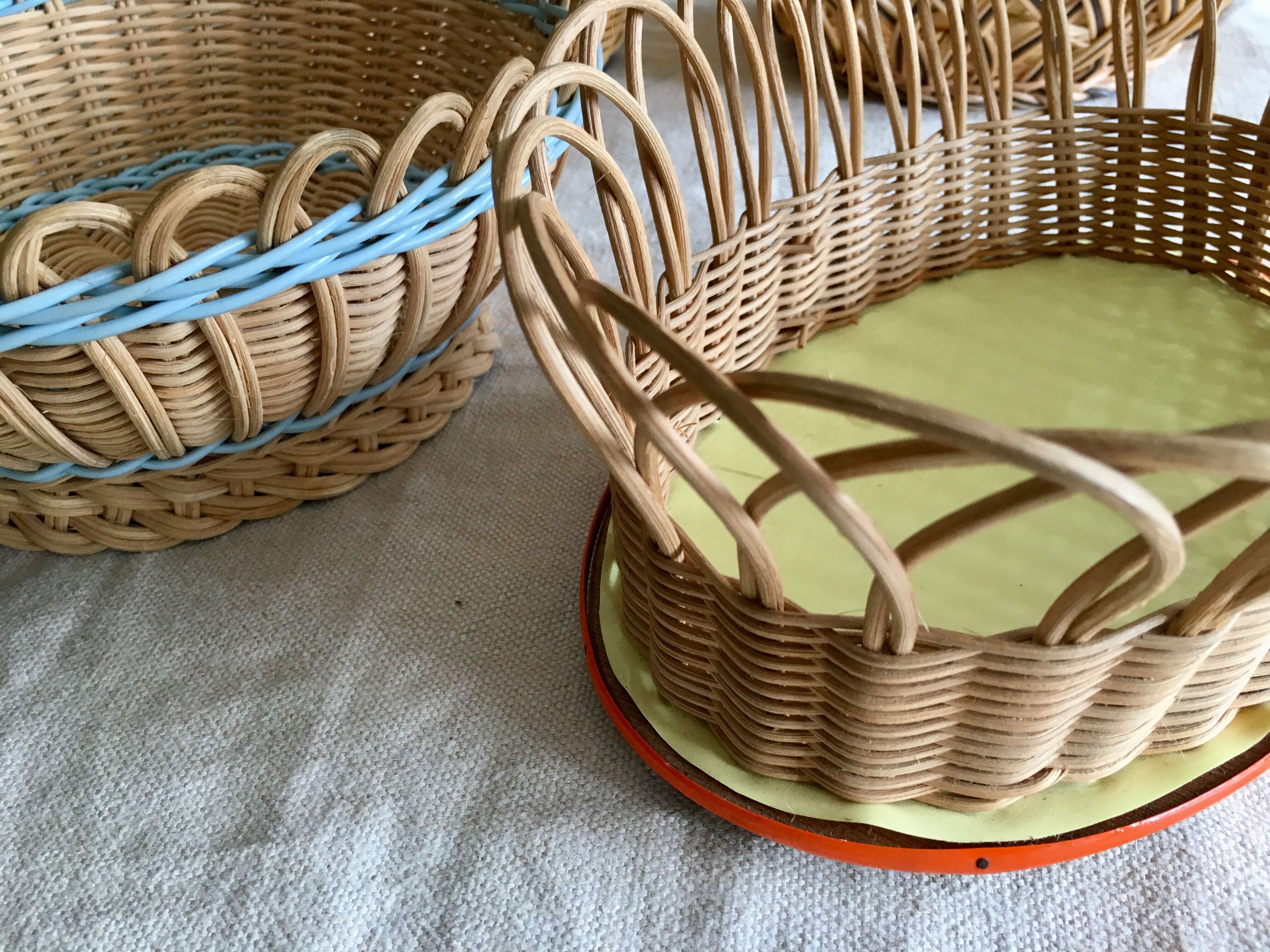 Lot of 4 rattan baskets and plastic vintage
