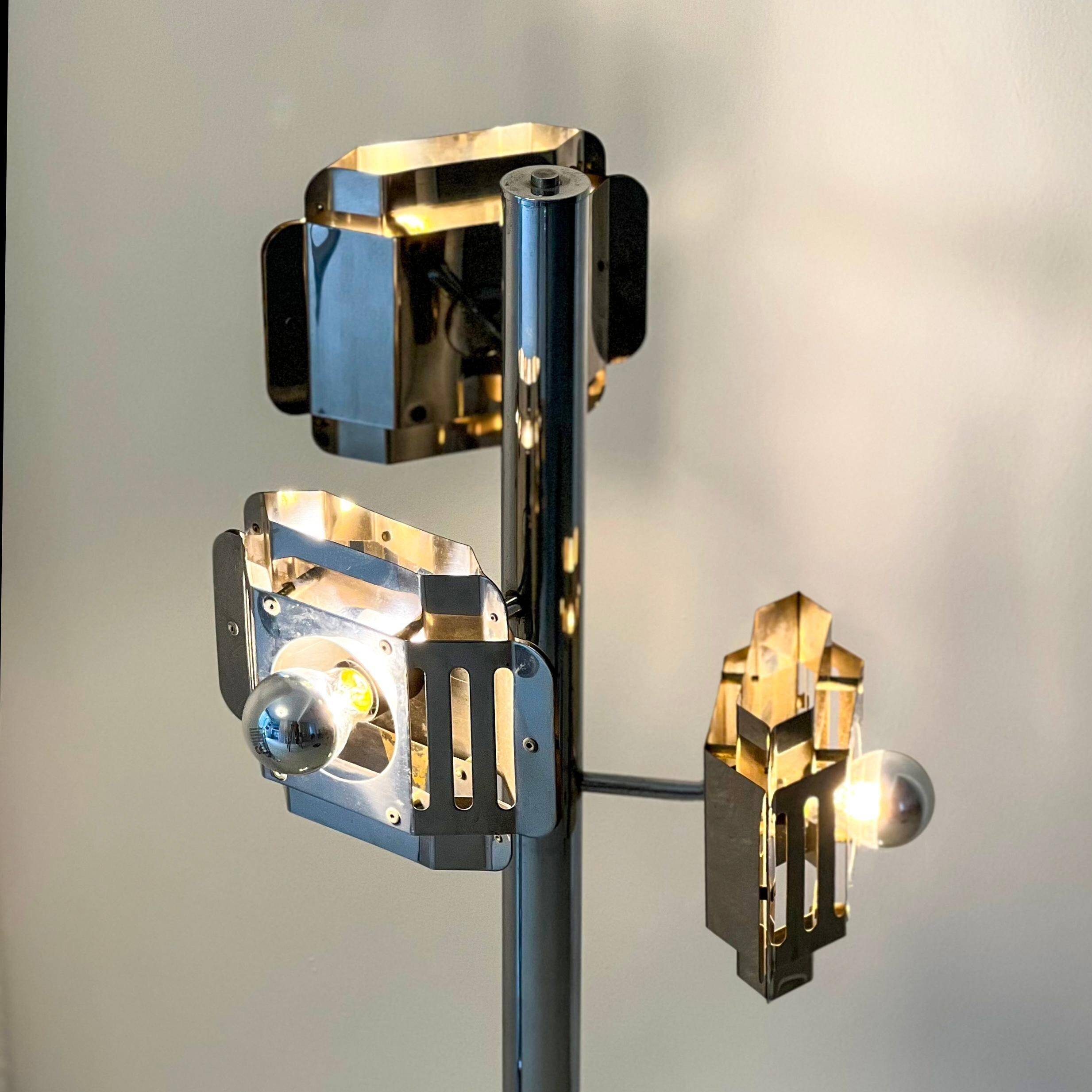 Lampadaire  en métal chromé, avec des abat-jours élaborés.