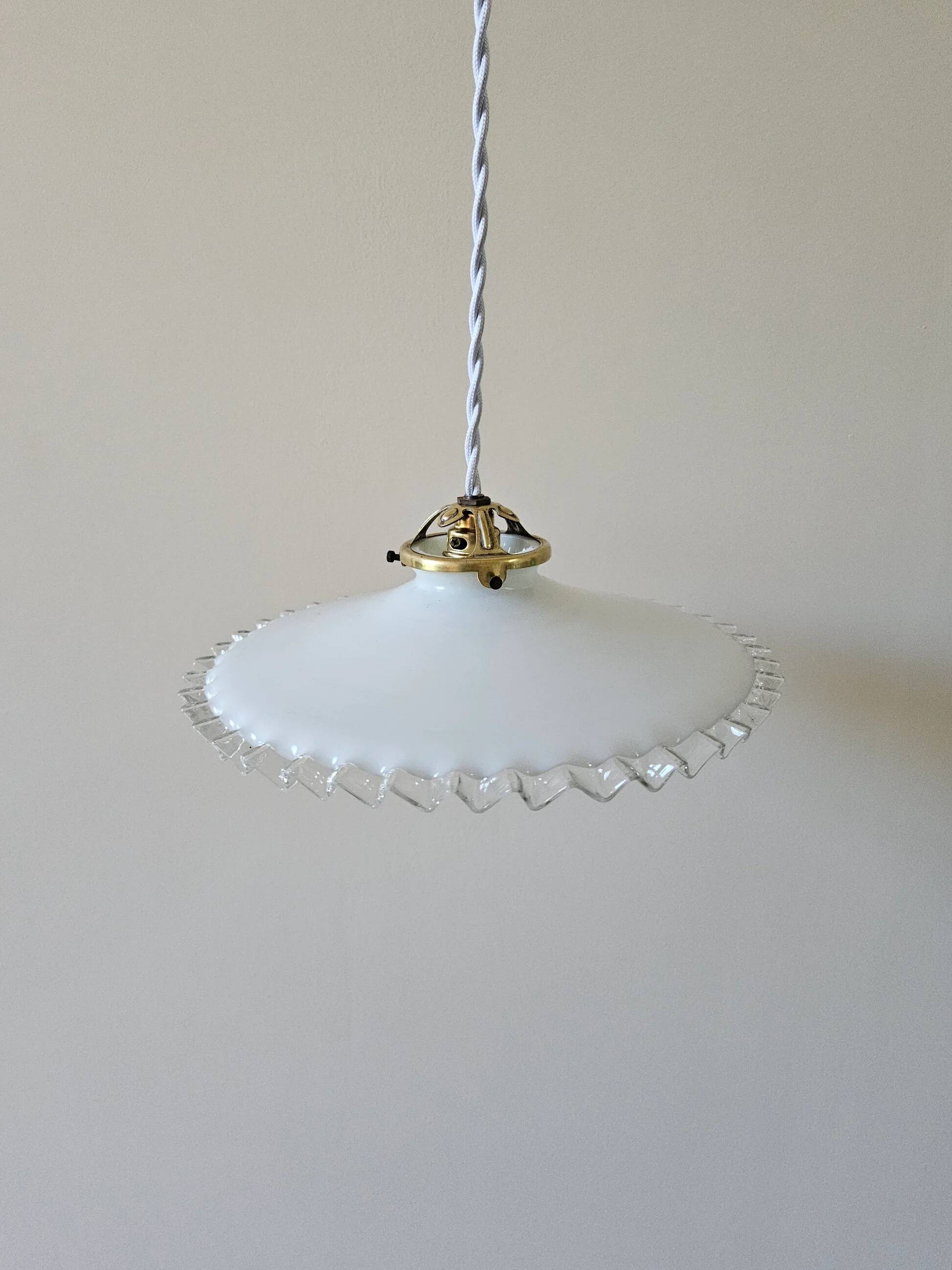 Suspension vintage en opaline dentelée