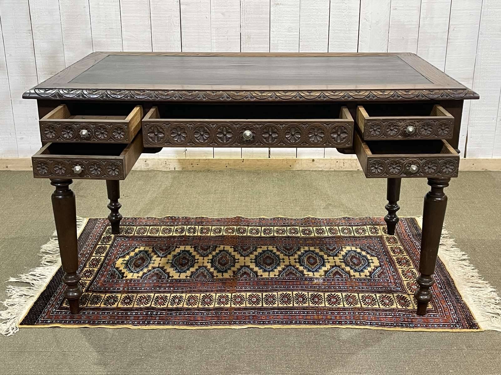 Breton desk in chestnut wood from the early 20th century.