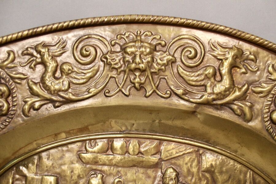 Pair Of Oval Plates In Brass Repulsed 19th century decorated with taverns