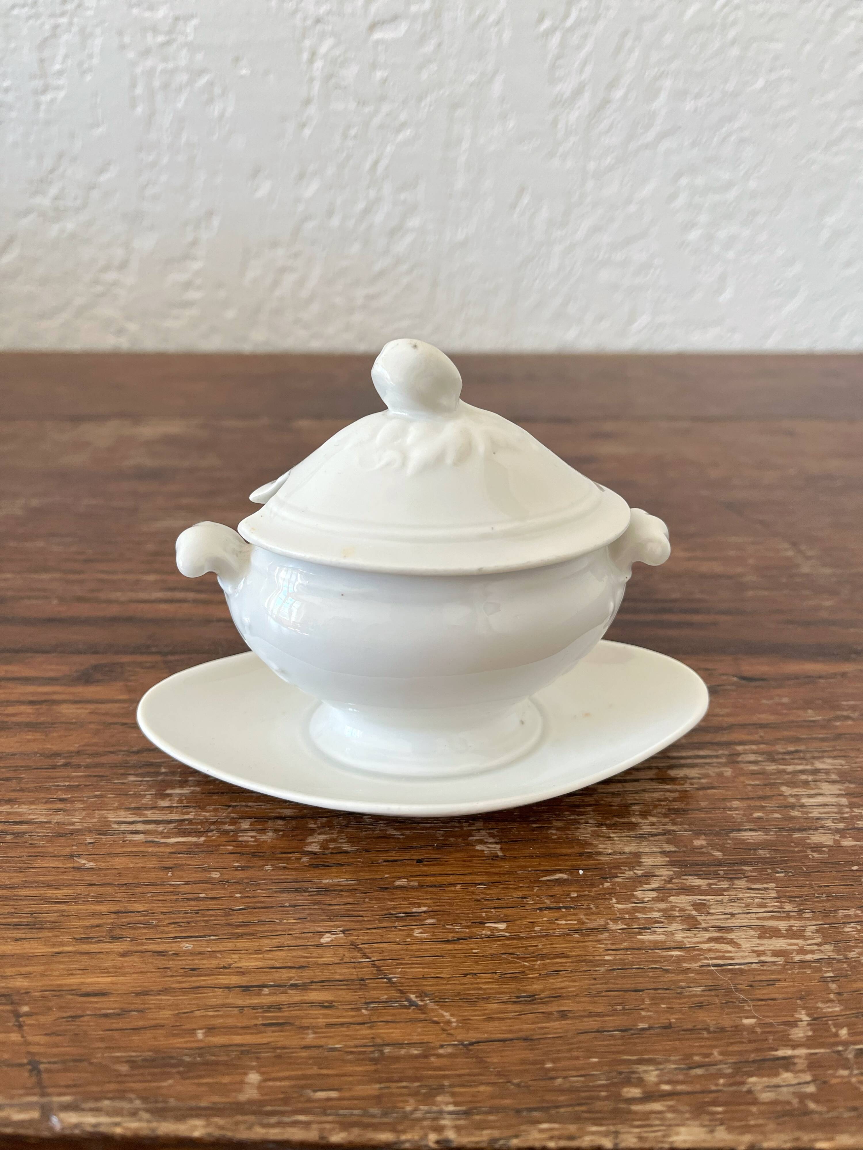 MOUTARDIER ANCIEN EN PORCELAINE BLANCHE À LISERÉS VERT ET OR