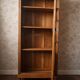 Small Parisian glass-fronted cabinet in fine oak from the late 19th century – a timeless ally for small spaces.