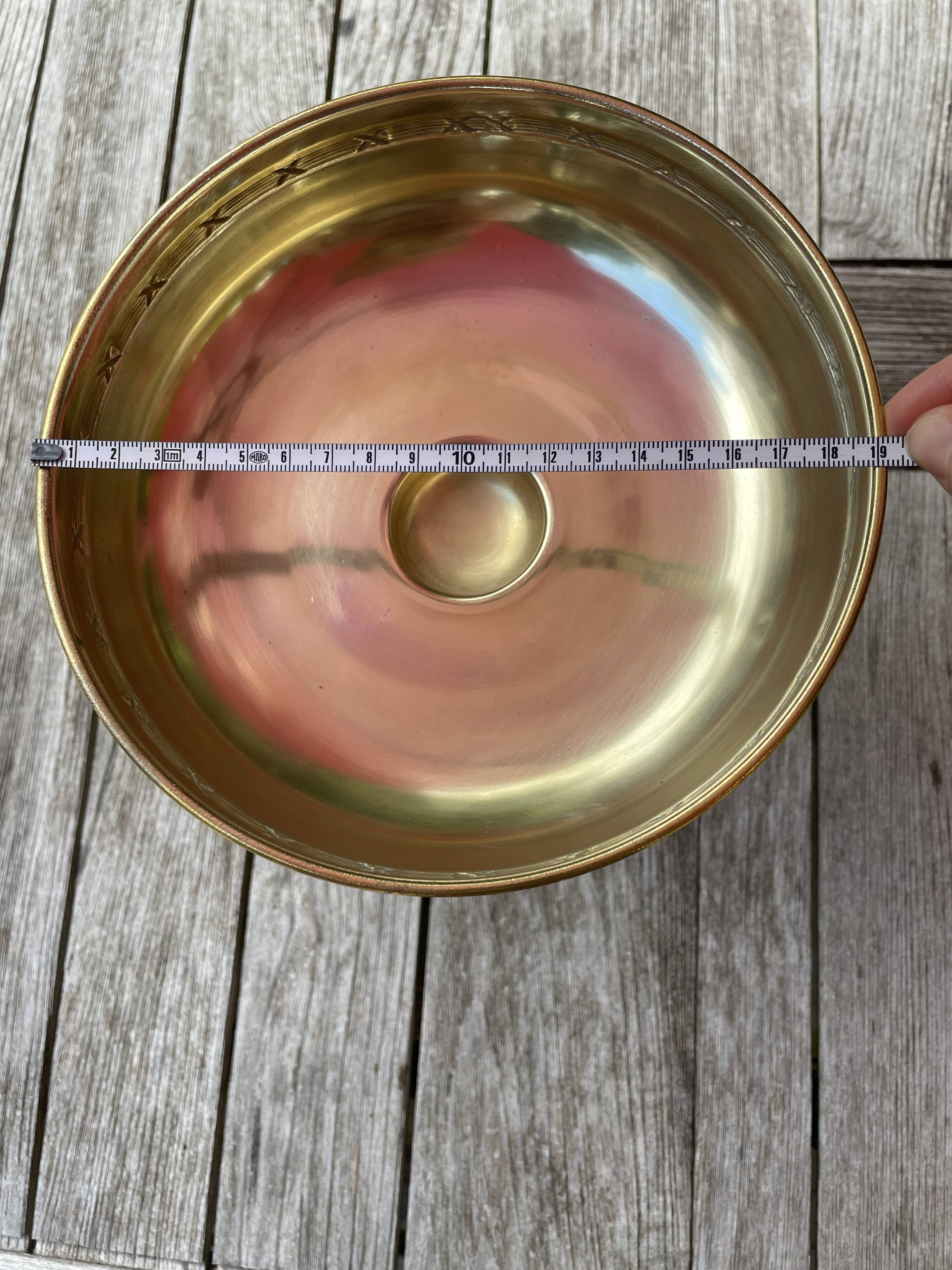 Antique Centerpiece Fruit Bowl in Gilded Brass with Fine Chiseled Glass Bowl