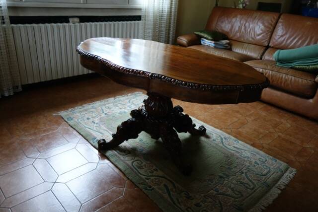 Pedestal table