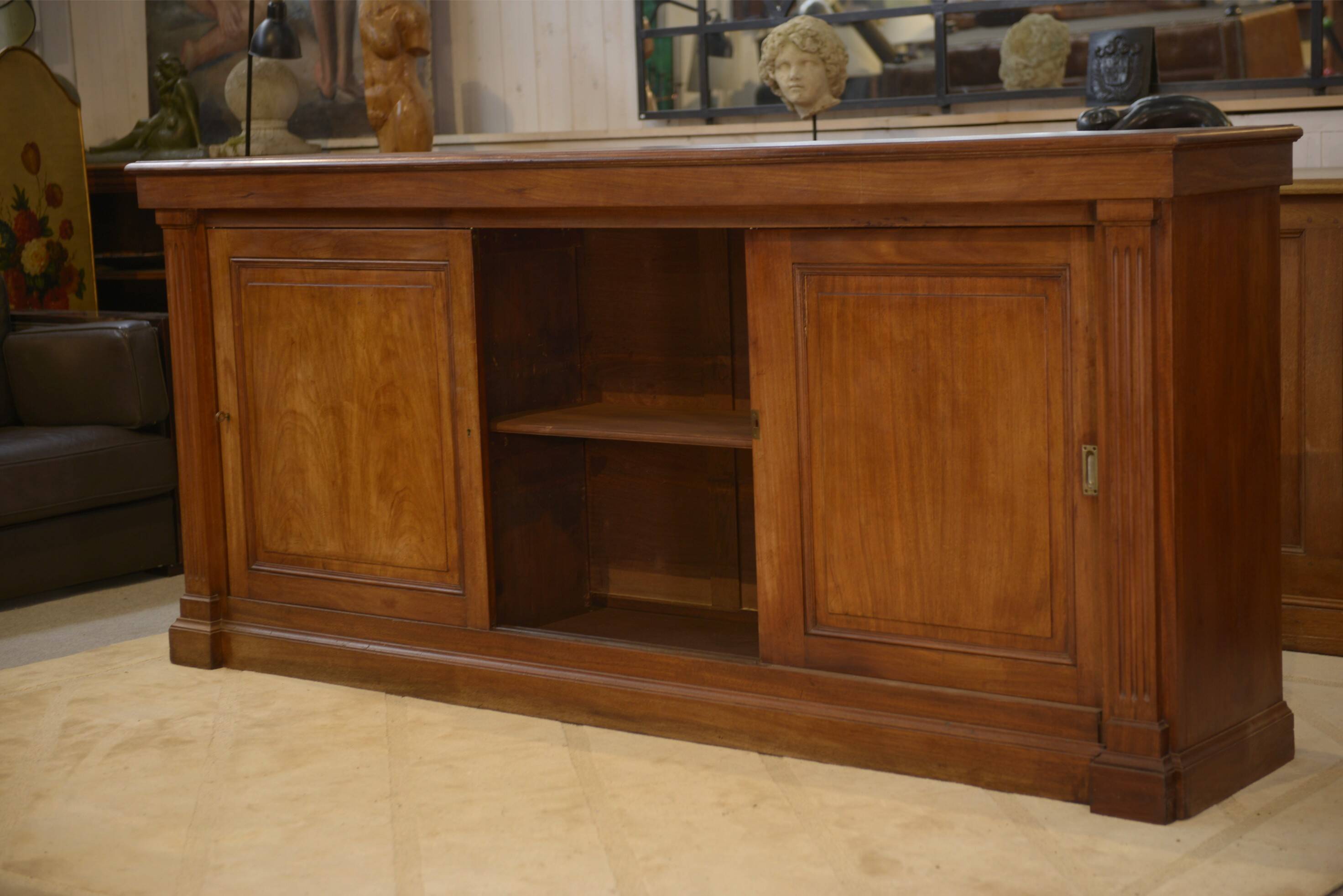 Mahogany workshop furniture with three sliding doors from the 1920s.