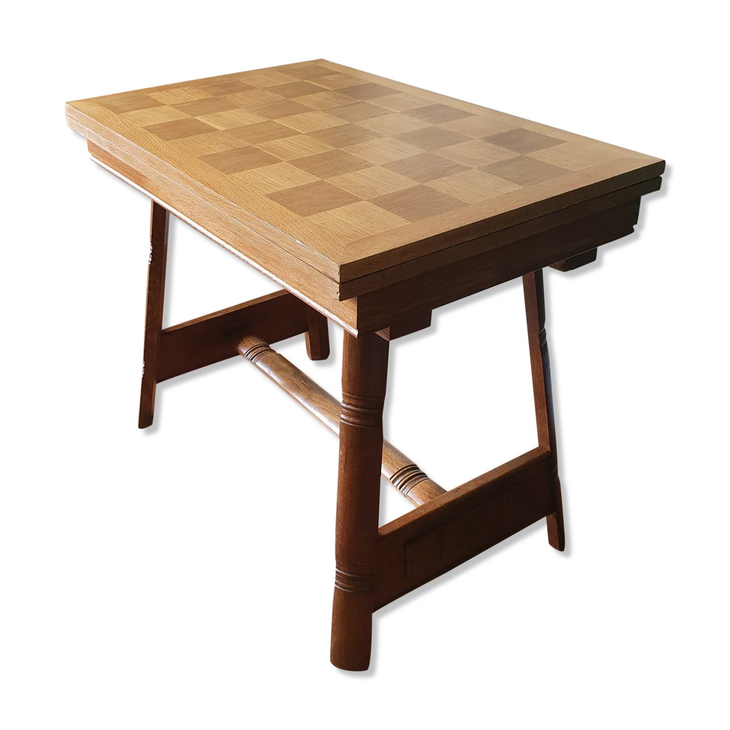 Extendable table Scandinavian design.