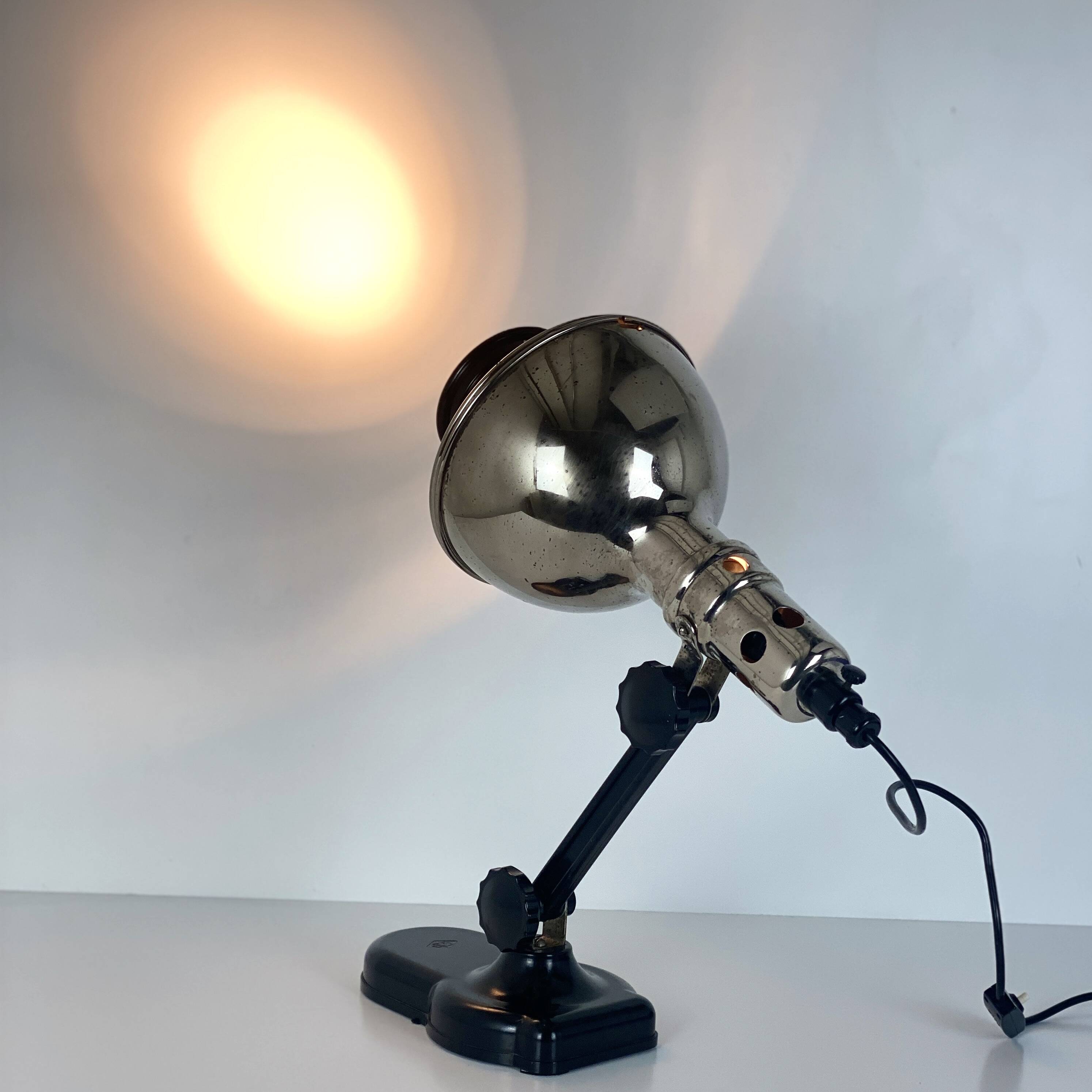 Lampe directionnelle Streamline en chrome et bakélite — vers 1940