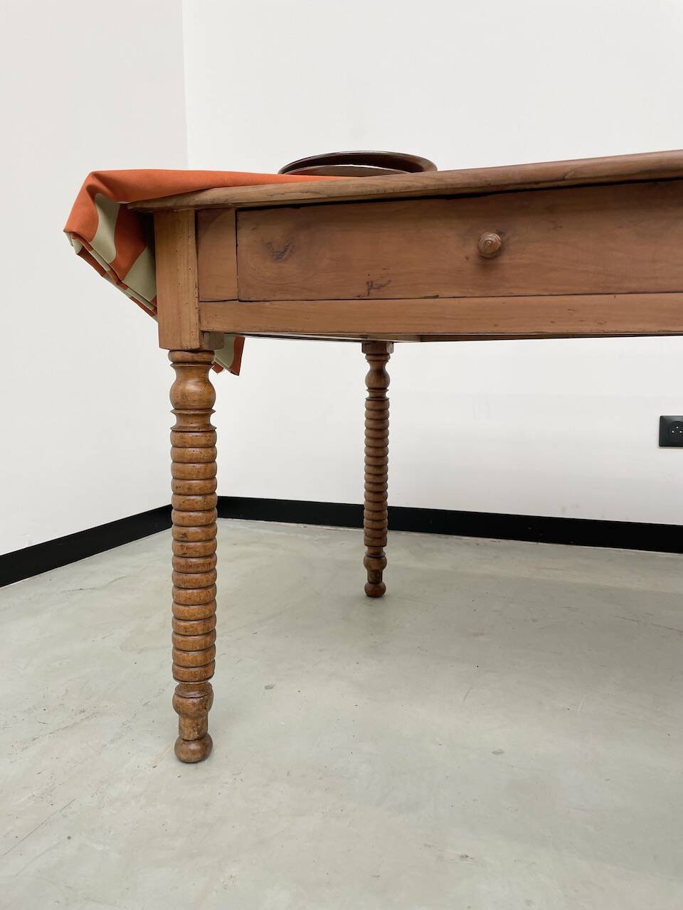 Walnut silk table 1900