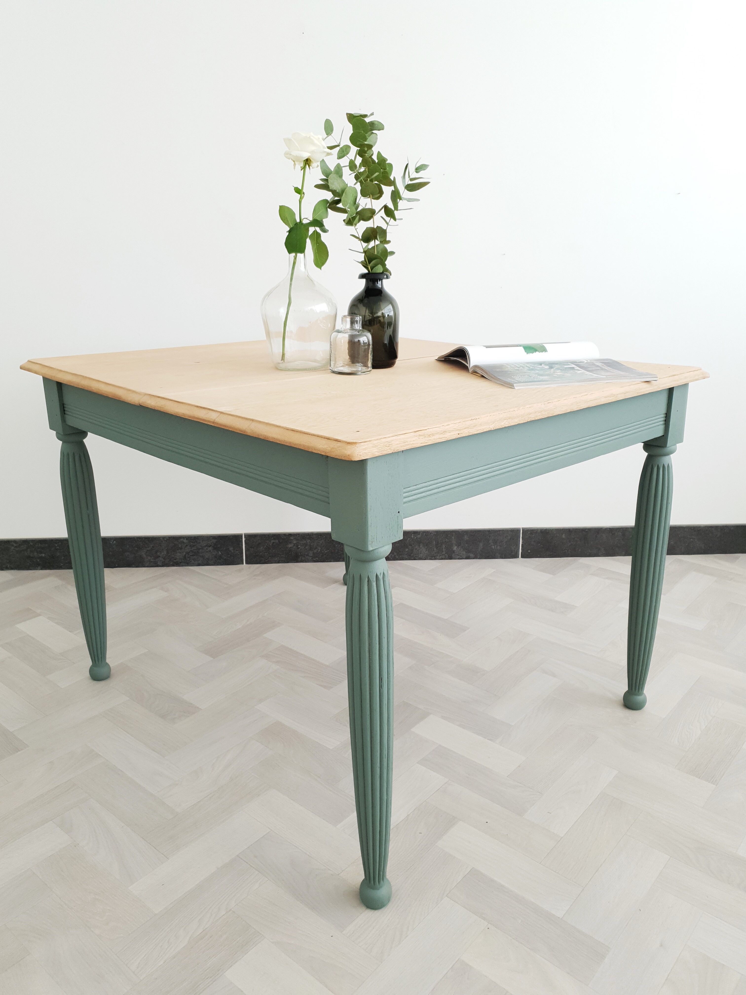 Square table campaign