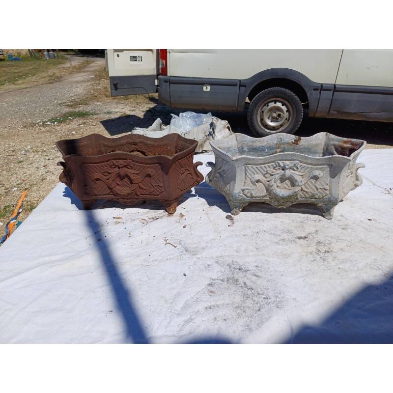 Pair of 1900 cast iron planters from Charleville-Mézières in rococo style