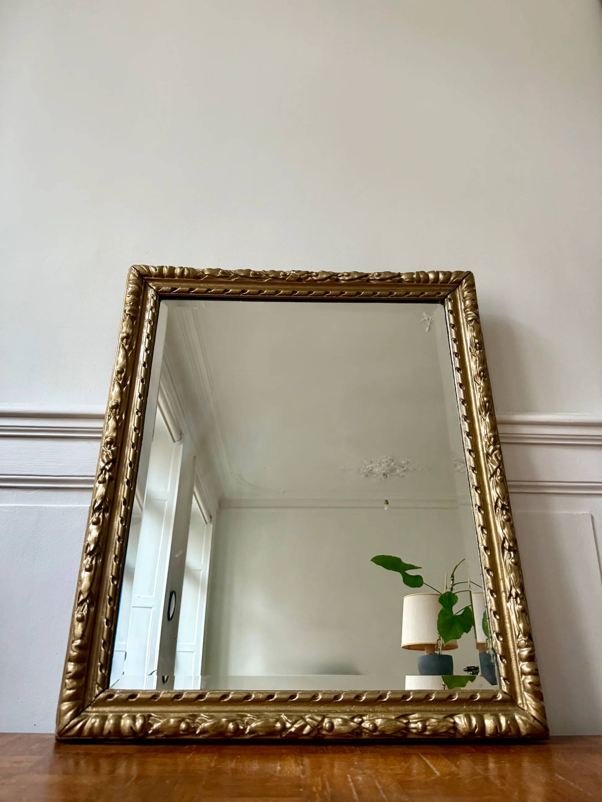 Bevelled mirror in carved gilded wood
