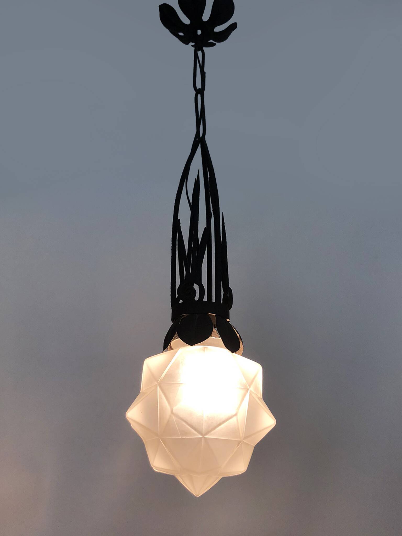 Chandelier, Art Deco suspension in wrought iron and star globe in glass paste.