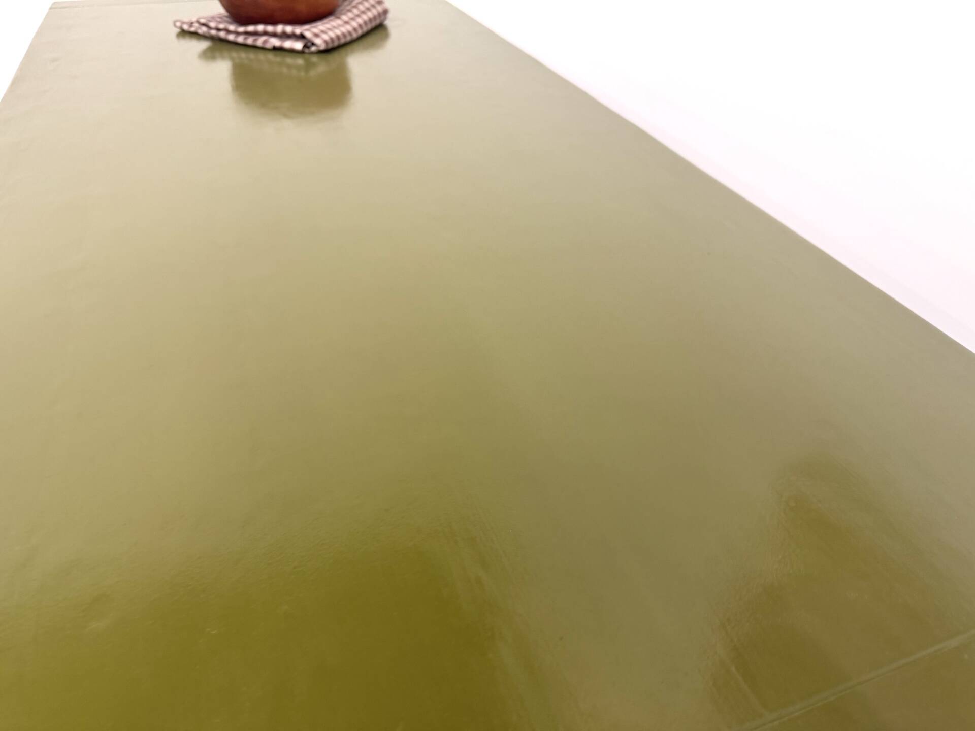 Glossy olive green lacquered dining table — DLG Georges Robert, Circa 1970