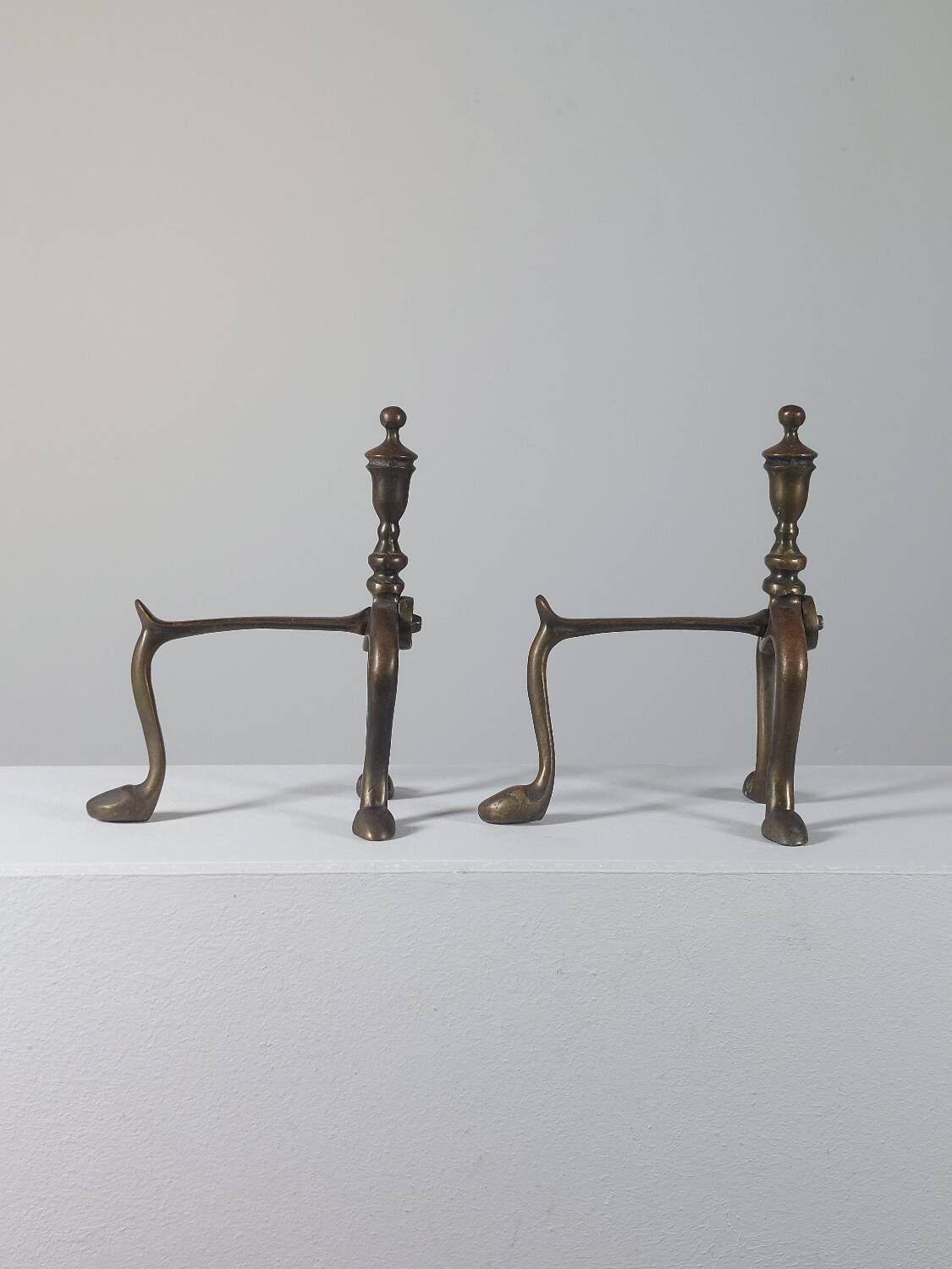 Paire de chenets en laiton au design zoomorphe vintage.