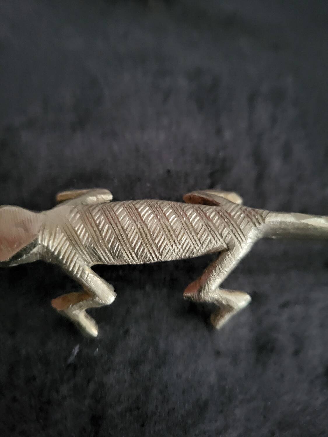 6 vintage knife rests, brass crocodiles, in excellent condition.