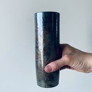 Vase tubulaire en céramique signé