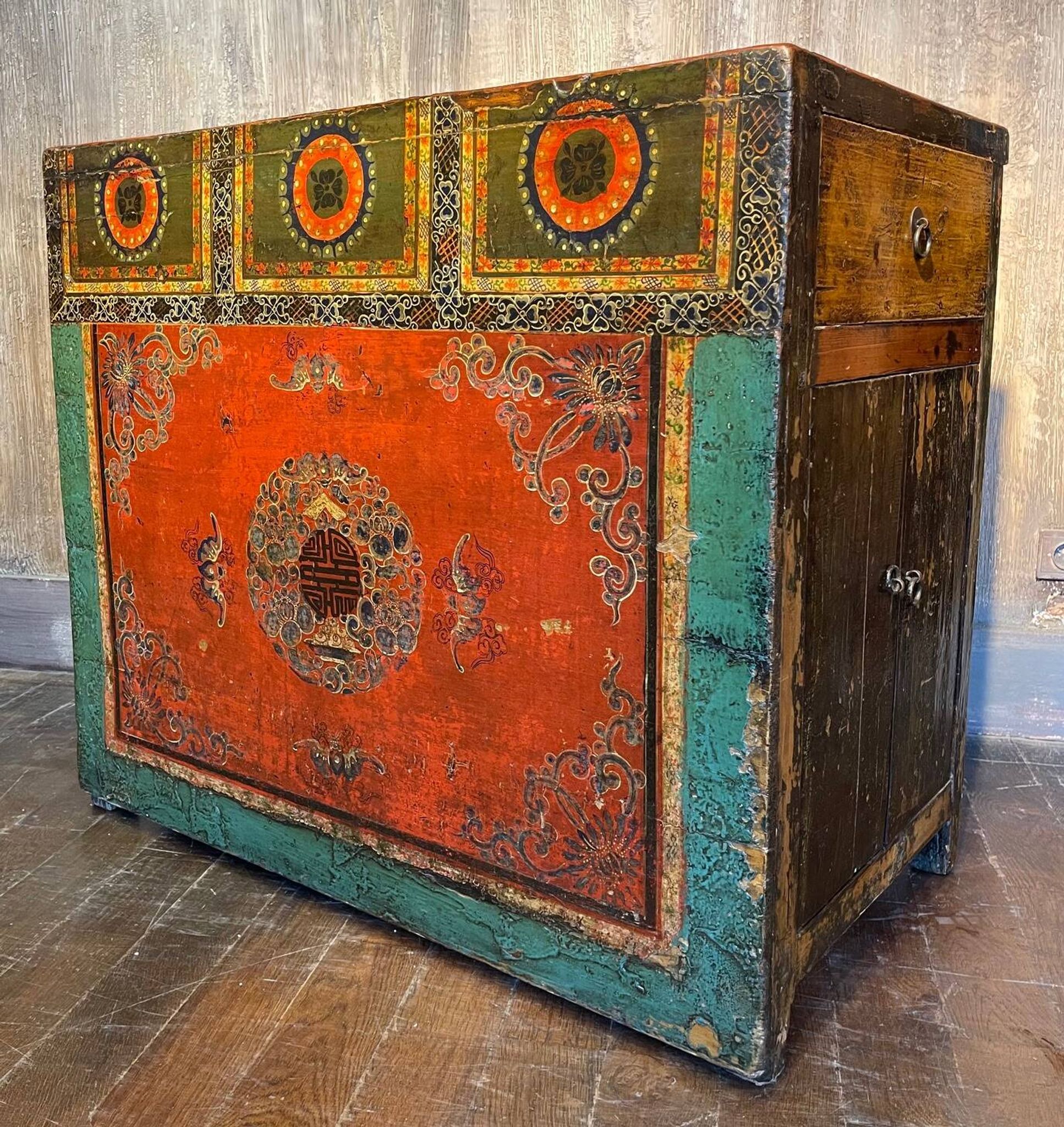 Antique Chinese sideboard with 4 doors + 2 drawers