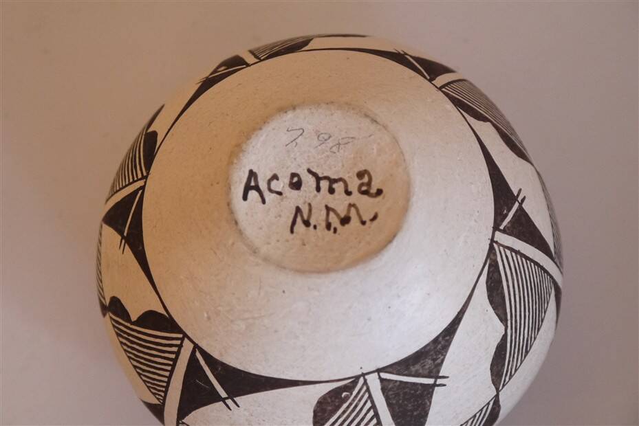 Acoma pottery vase Native American 1930