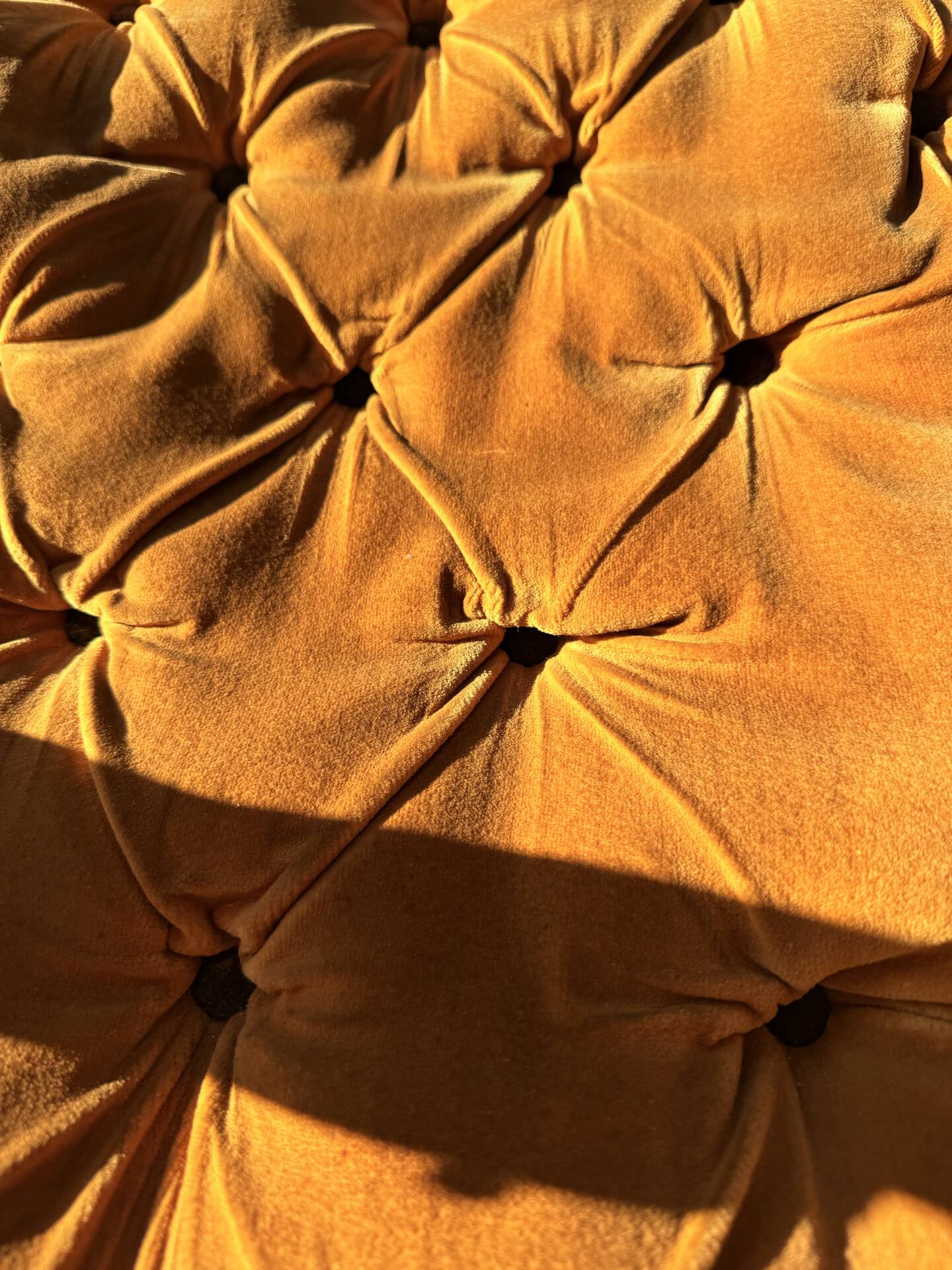 Fauteuil relax poly-confort velours moutarde dorée