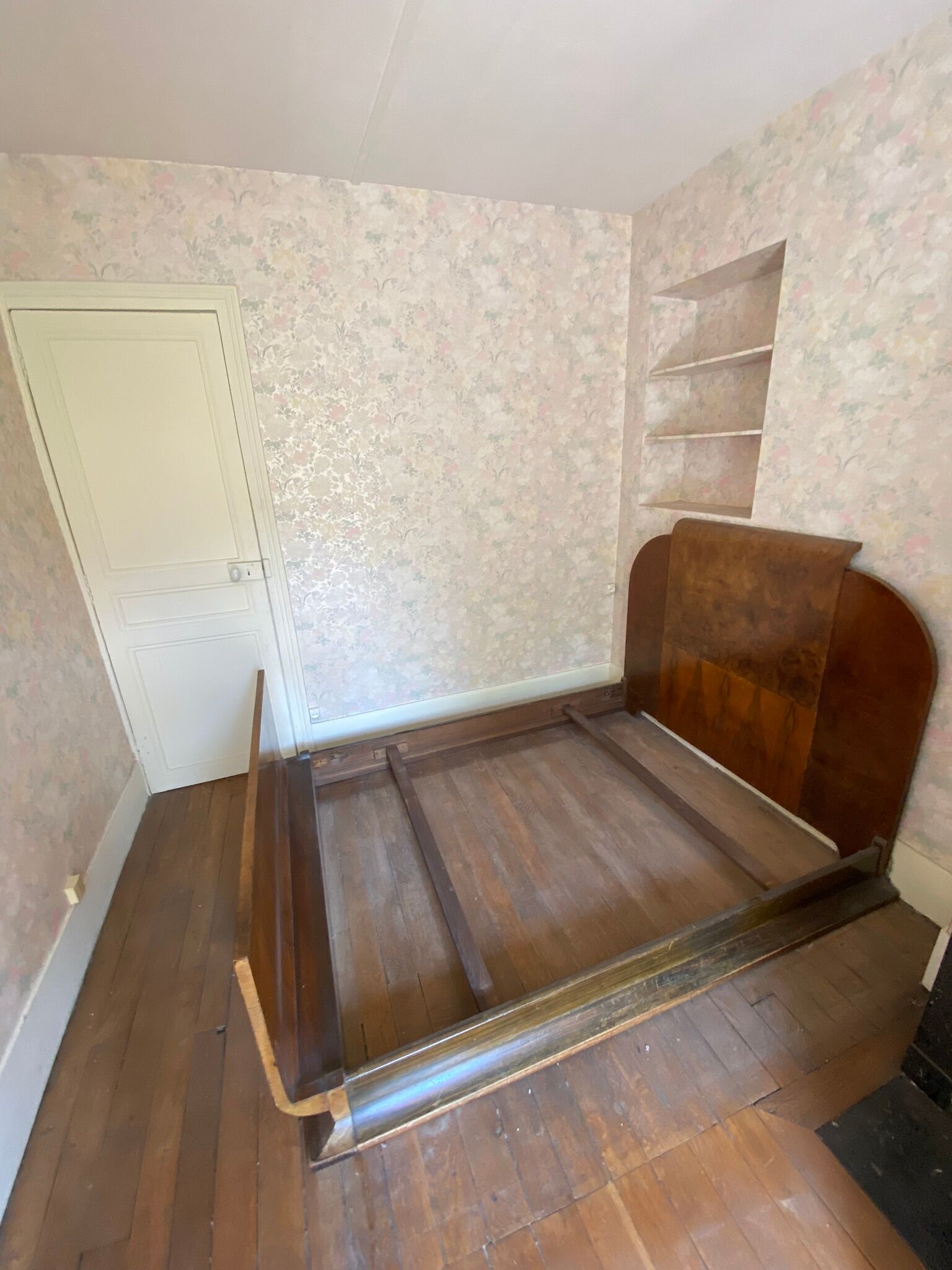 Art deco bed dating from the 30s in Ronce de Noyer