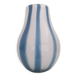 Beau vase en verre blanc ligné bleu 80s