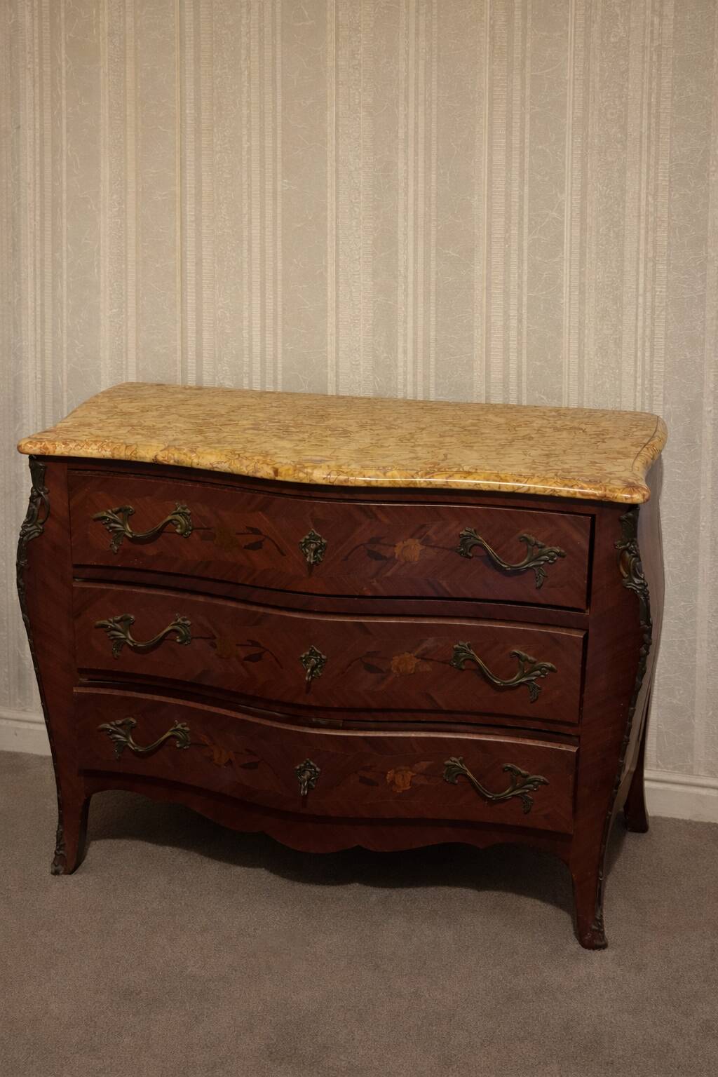 Curved commode in Louis XV style – Marble and bronze