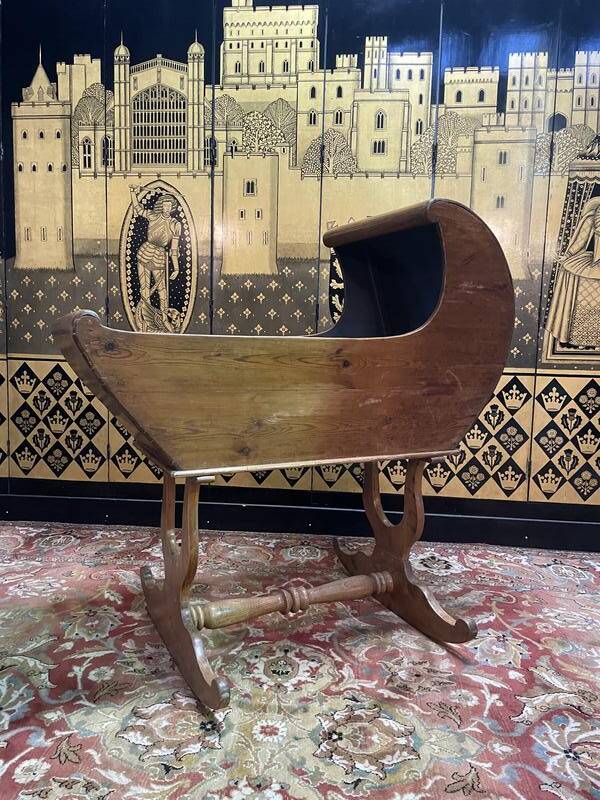 Berceau en bois de travail régional