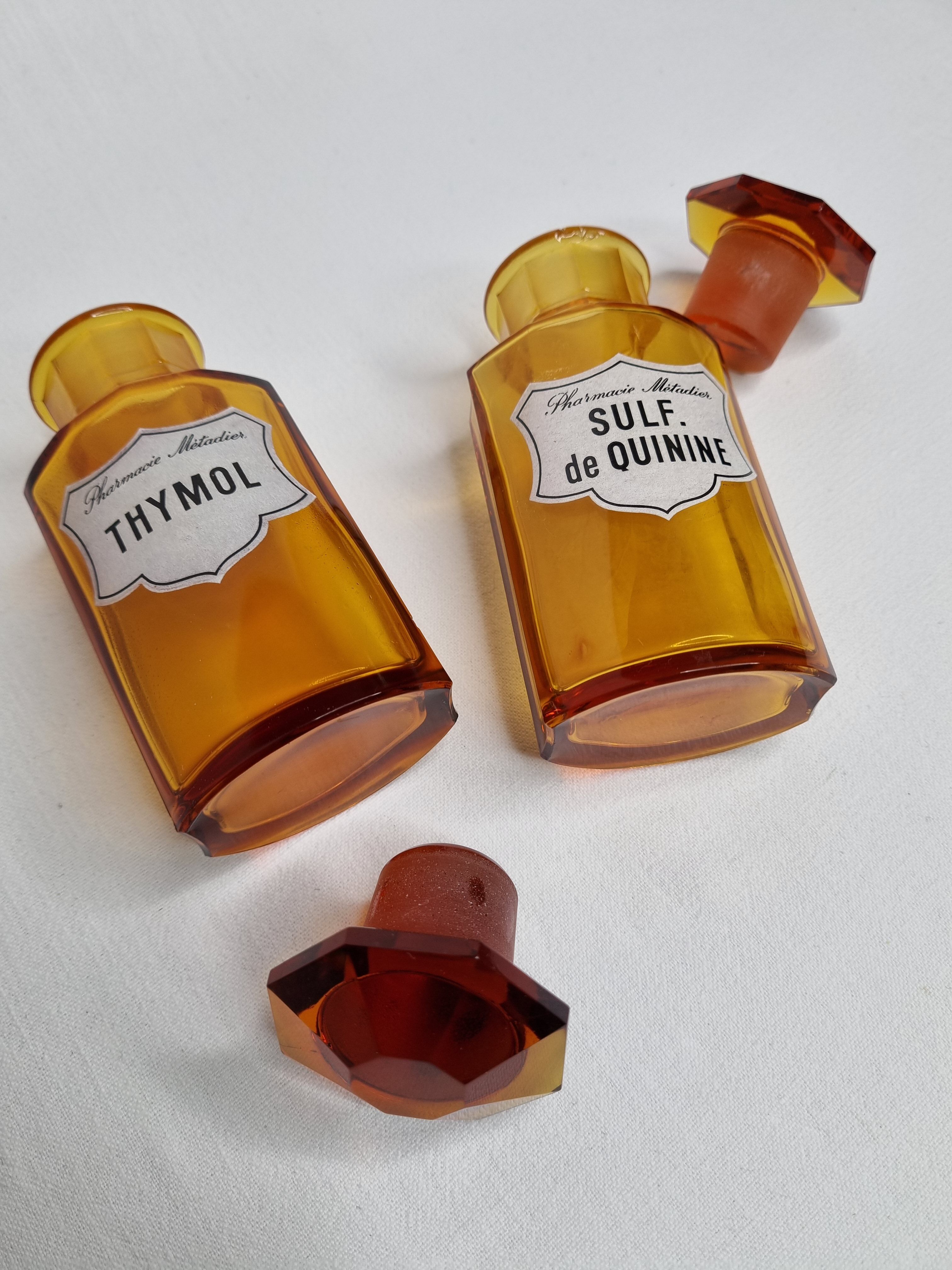 Two vials of apothecary "Pharmacie Metedier" 13 cm