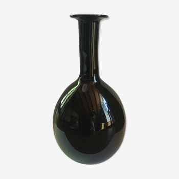 Vase en verre noir