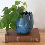 Pot de fleurs en céramique bleu avec motif tulipe, pièce de poterie d'atelier vintage