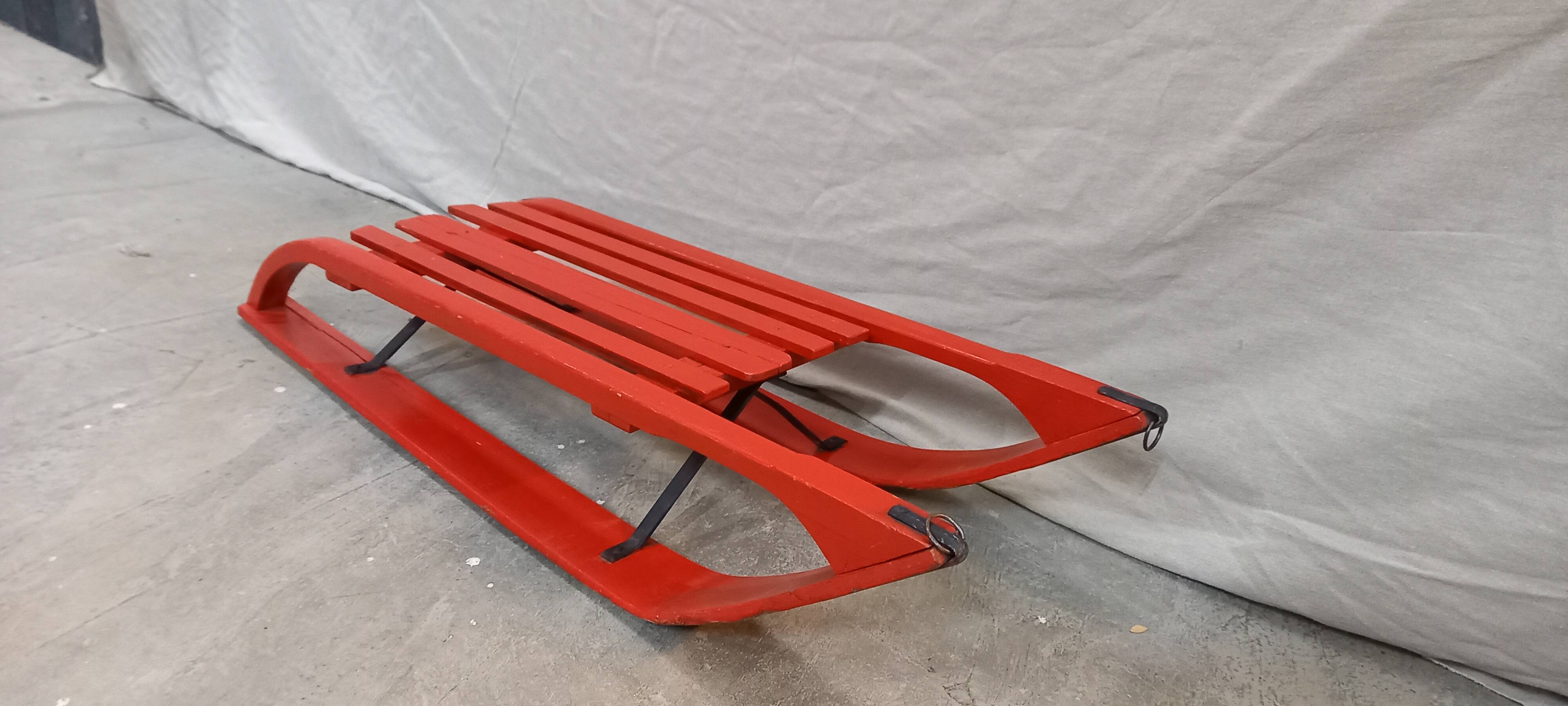 Vintage streamlined sled in excellent condition