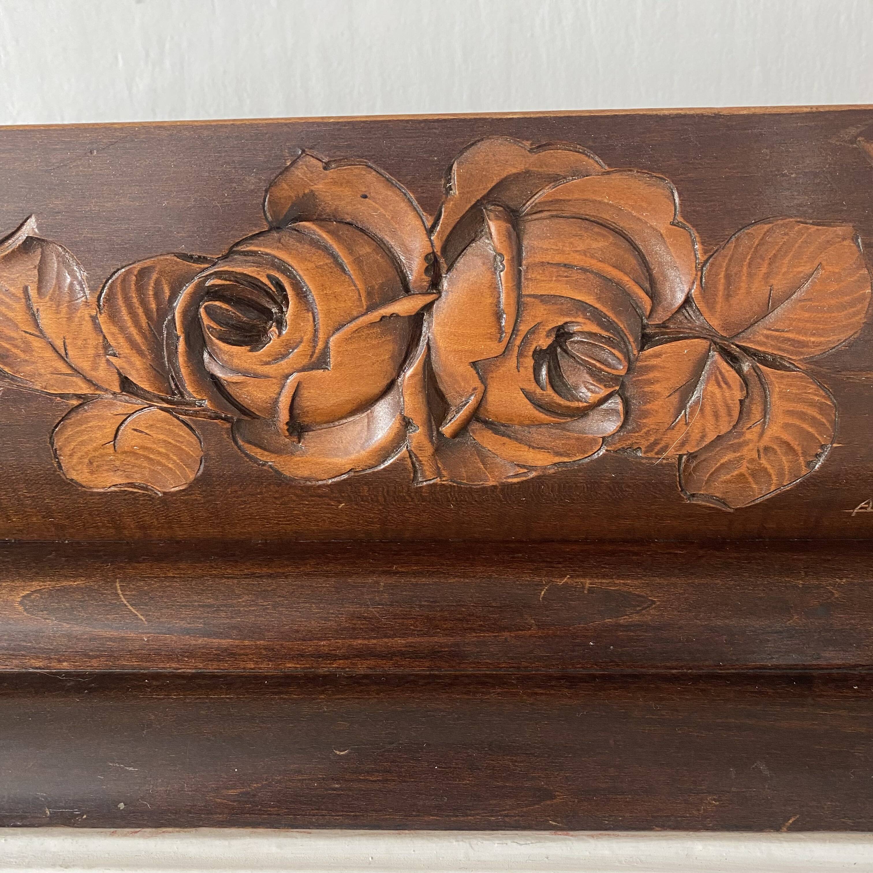 Art Deco jardinière in carved wood, decorated with roses.