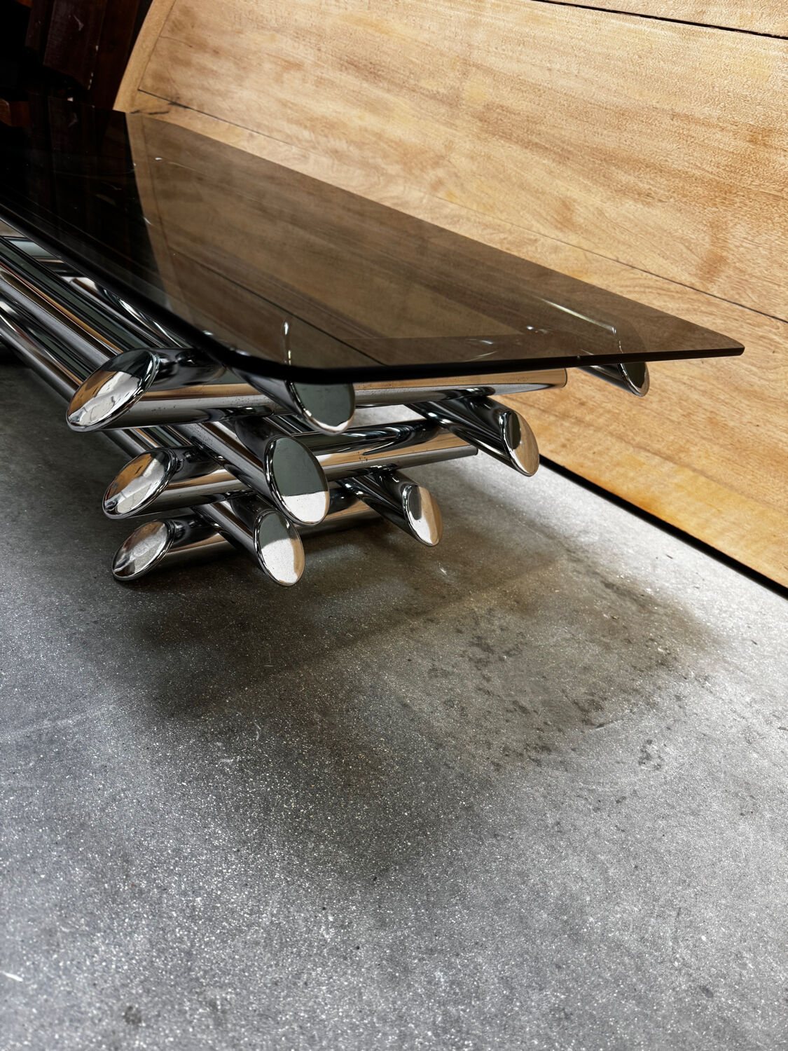 Table basse en verre fumé tubes métal chromé dans le goût Willy Rizzo