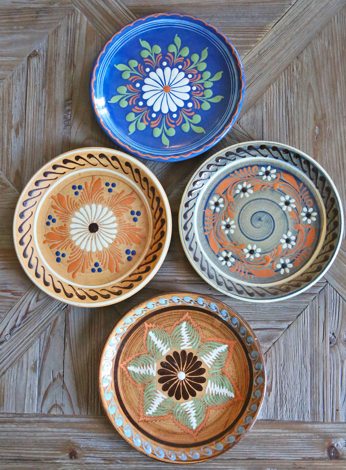 Set of 4 old and artisanal Savoyard plates