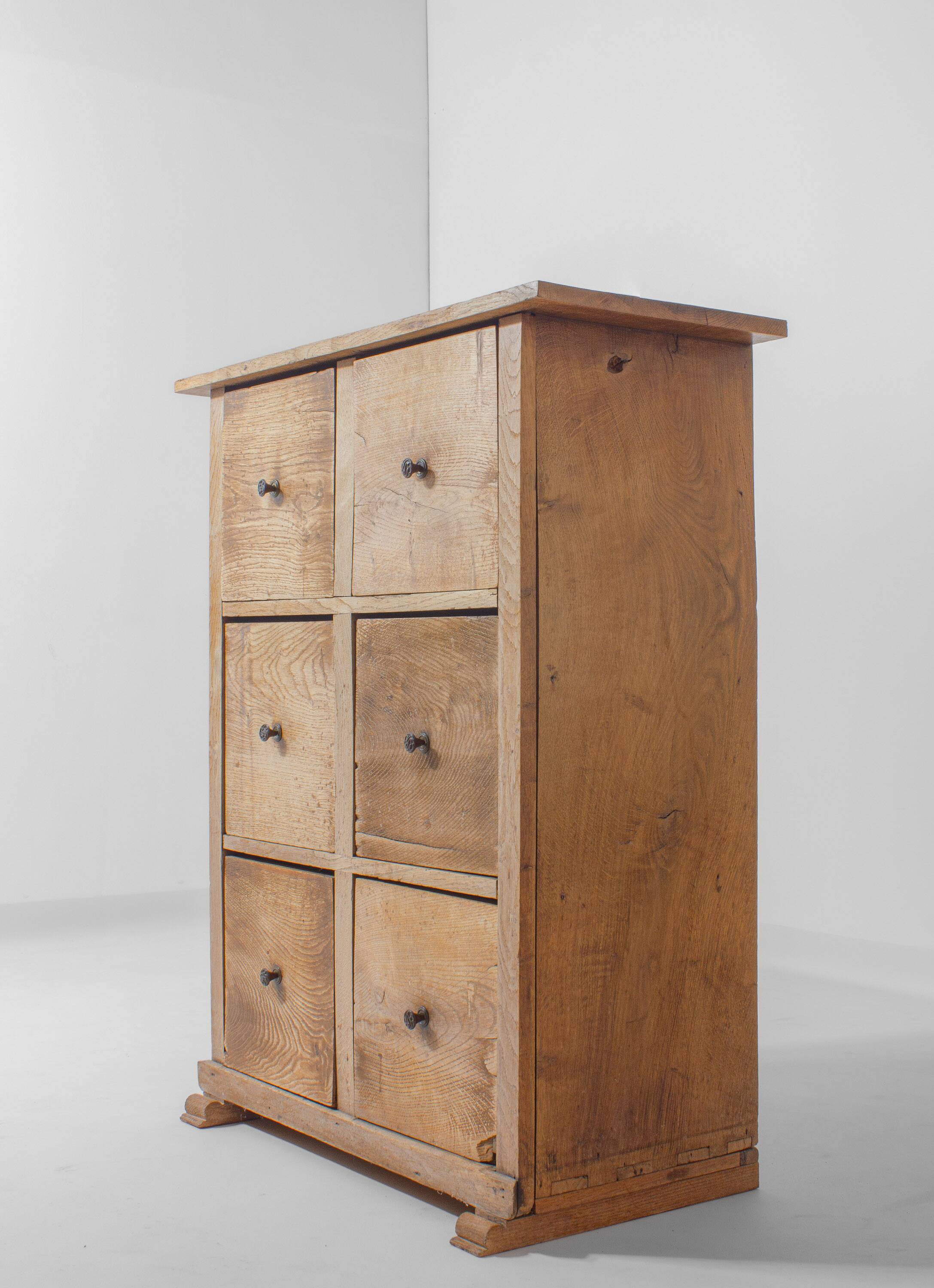 Commode rustique d'art populaire, France années 1900