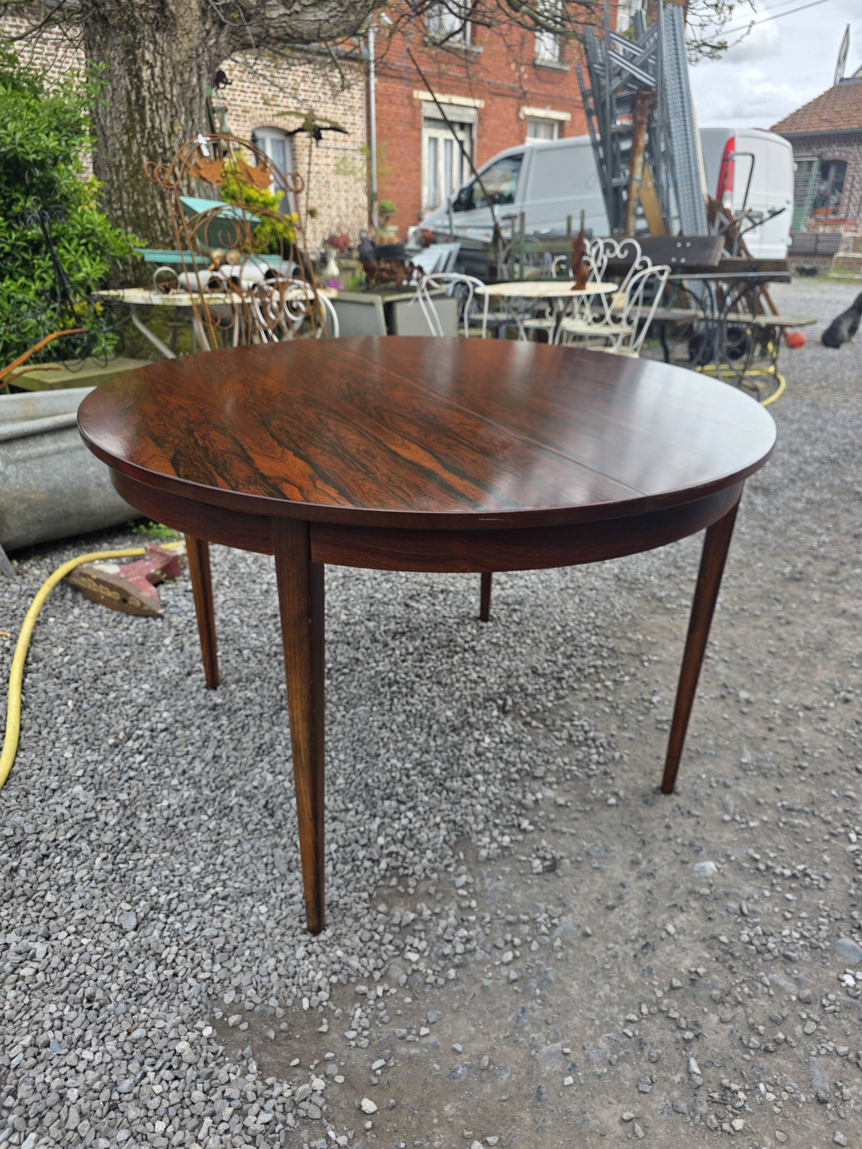 Scandinavian extendable table in rosewood from the 1960s, butterfly extension.