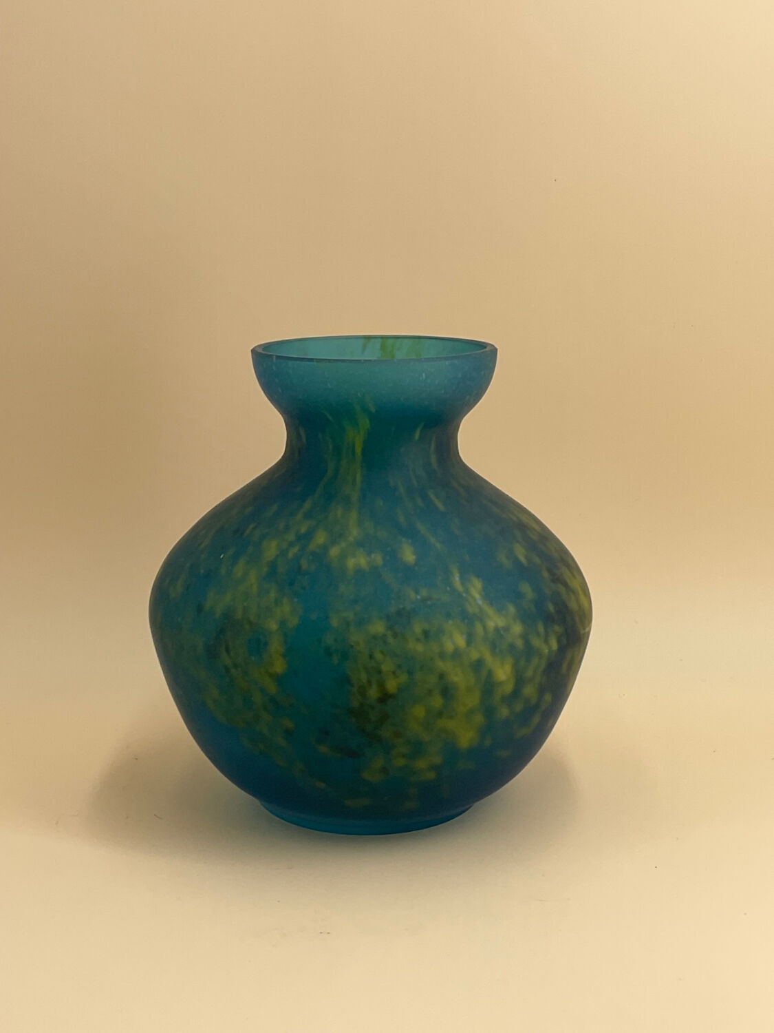 Vase in glass paste