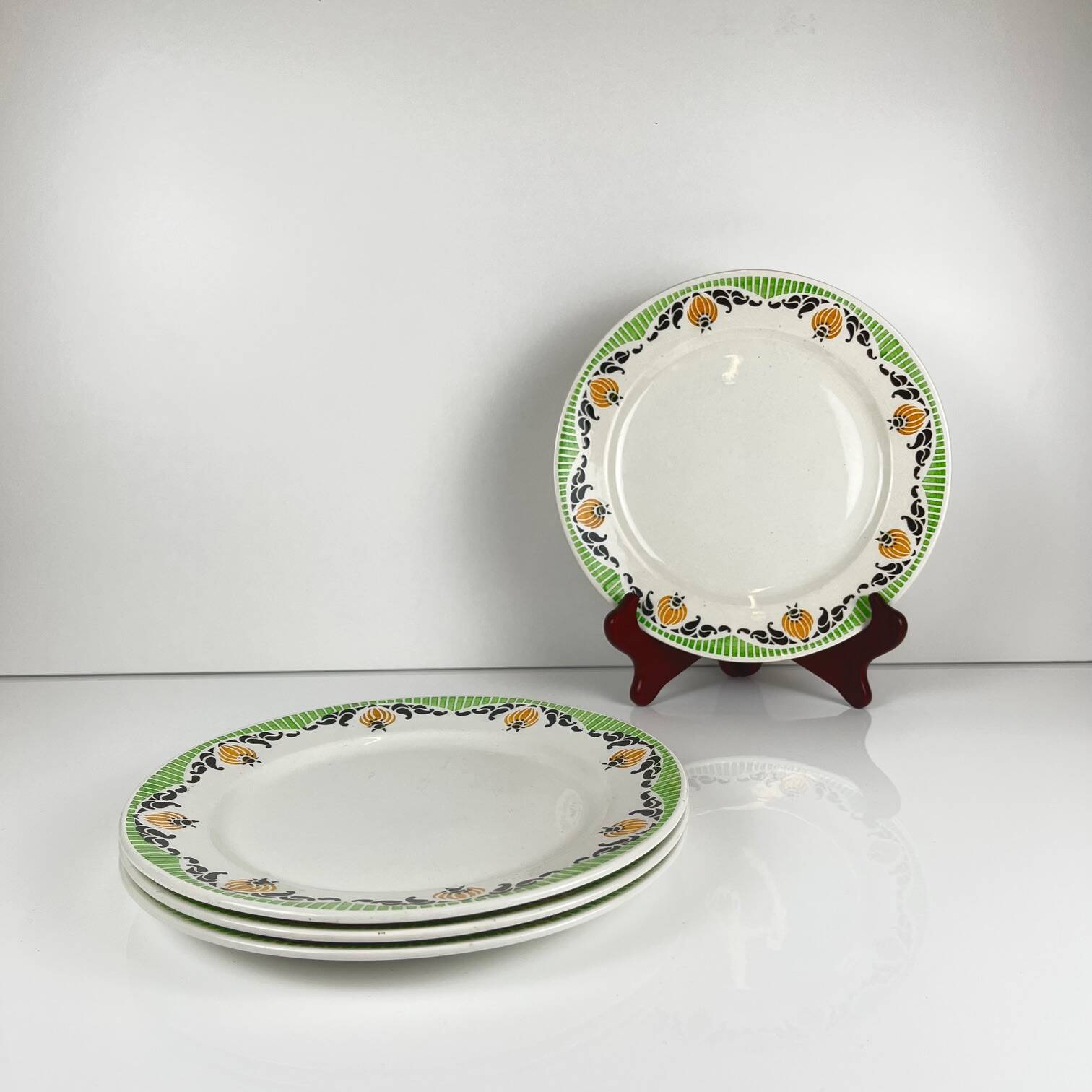 Set of 4 Sarreguemines "Maroussia" dinner plates, early 20th century