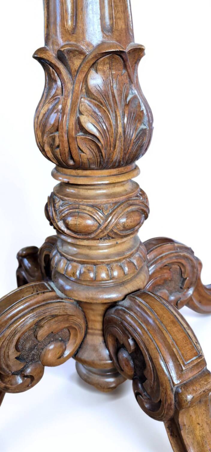 Table ovale victorienne, XIXe siècle