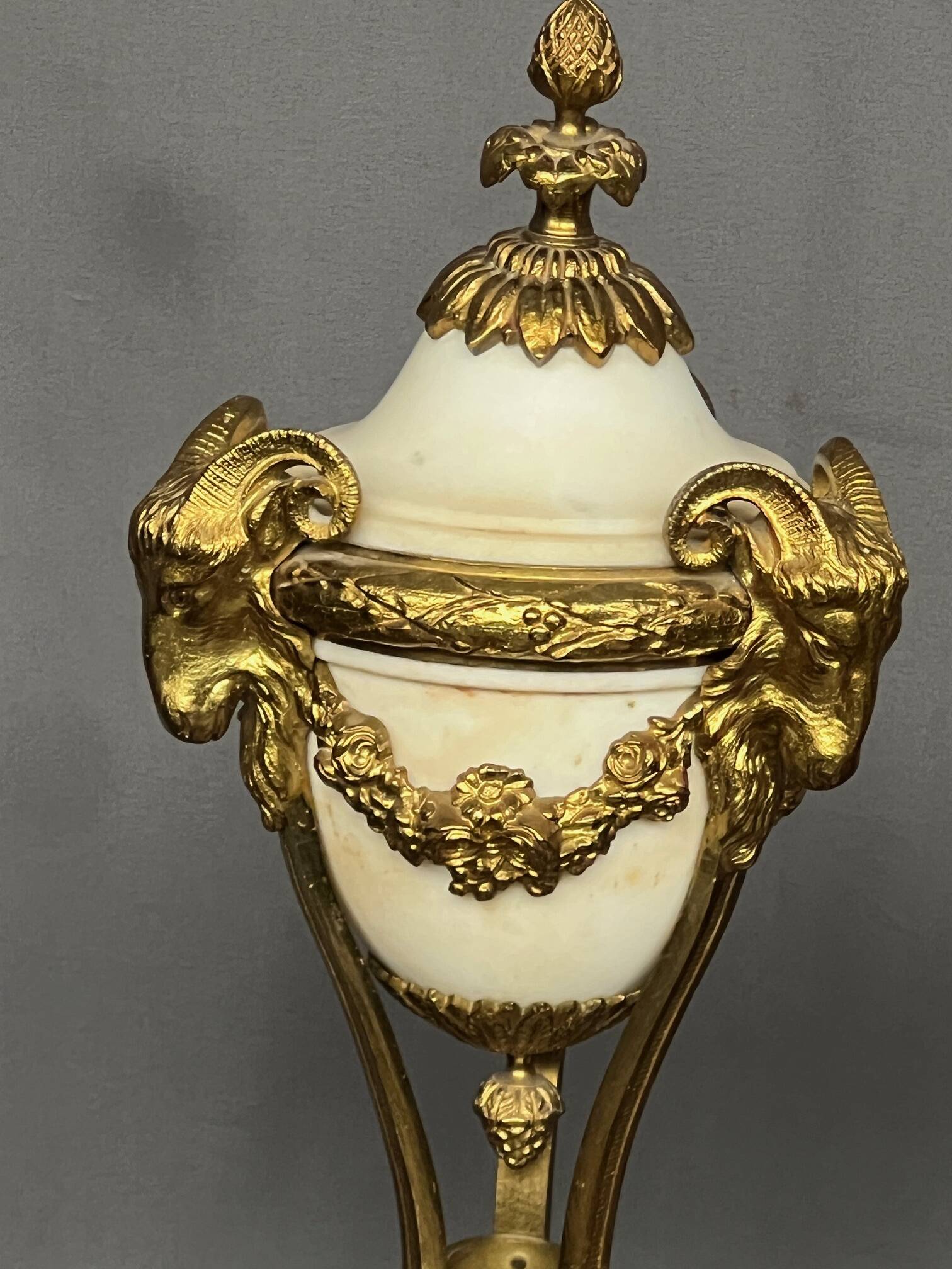 Paire de vases style Louis XVI. Marbre blanc et bronze doré.